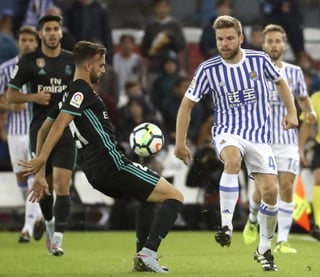 El delantero del Real Madrid Borja Mayoral (i) pelea un balón con el centrocampista de la Real Sociedad Asier Illarramendi. (EFE)