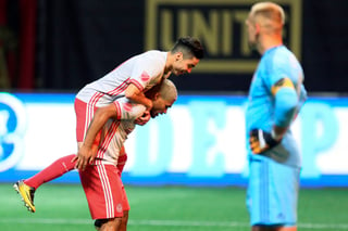 Jorge Almirón celebra con Josef Martínez, del Atlanta United. Atlanta fija récord de asistencia en la MLS