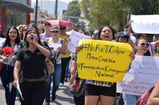 Movilización. Desde las doce del día de ayer domingo, mujeres de la Comarca Lagunera salieron a protestar por el caso de Mara Fernanda Castilla, quien fue asesinada en el estado de Puebla.  (ERNESTO RAMÍREZ)
