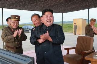 En un claro desafío a la comunidad internacional, Corea del Norte disparó el viernes pasado un misil balístico intermedio, que voló unos tres mil 700 kilómetros y alcanzó una altura máxima de unos 770 kilómetros sobre Japón. (AP)
