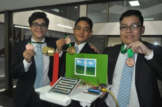 Ganadores. Facundo Lozano, Joel Verano y Humberto de León, lograron colgarse la medalla de bronce. (GUADALUPE MIRANDA)