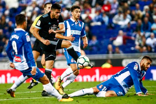 El delantero uruguayo del Celta de Vigo, Maxi Gómez (2i), golpea el balón ante los jugadores del RCD Espanyol. (EFE)