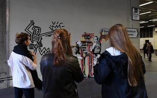 Impacto. Varios ciudadanos toman fotografías de una obra del artista Banksy, en Londres.