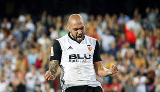 Simone Zaza celebra uno de sus tres tantos en la goleada del Valencia 5-0 sobre Málaga. (EFE)