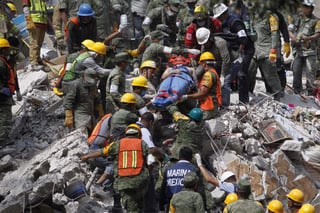 Las labores de rescate continúan sin descanso para encontrar gente con vida bajo los escombros de las decenas de edificios derrumbados por el fuerte terremoto del martes en México. (EFE)