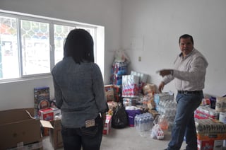 Javier Quintero, fundador de Donadores Laguna, informó que desde temprano, la gente comenzó a llevar desde una lata hasta grandes cantidades de ayuda. (GUADALUPE MIRANDA) 