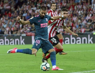 El delantero del Atlético de Madrid Yannik Carrasco (c) recibe para marcar el segundo gol en la victoria ante Bilbao. (EFE)