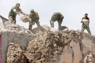 Sin descanso. Militares y civiles han colaborado en remover los escombros de las construcciones. (EL UNIVERSAL)