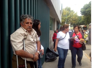 Viacrucis. Hugo Hernández (izq.), recorrió tres hospitales para que atendieran a su esposa. (AGENCIA REFORMA)  