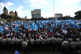 Exigen. Manifestantes llenaron la Plaza de la Constitución para protestar contra Jimmy Morales. (EFE)