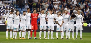 Los jugadores del Real Madrid durante el minuto de silencio por los fallecidos en el terremoto de México. Los merengues rinden un homenaje