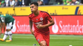El defensa Carlos Salcedo podría perder su lugar en el Eintracht Frankfurt de la Bundesliga alemana. Pelea le deja secuelas a Salcedo