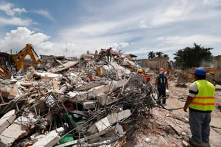 Riesgo. Edificios y viviendas que significaban una ‘amenaza mortal’ son demolidos. (AGENCIAS)