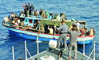 Más de 90 inmigrantes estaban desaparecidos en el mar y cinco murieron tras un naufragio frente a la costa occidental de
Libia. (ESPECIAL)
