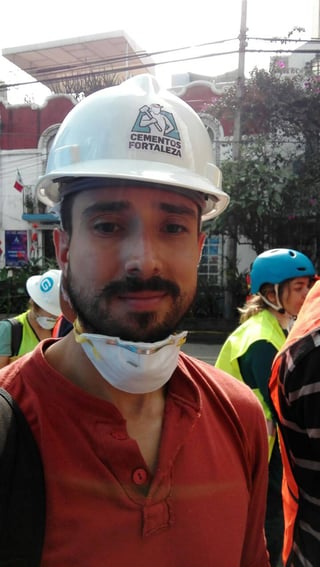 Sismo. El lagunero Enrique Cervantes se sumó como voluntario en las labores de búsqueda en la Ciudad de México. (EL SIGLO DE TORREÓN)