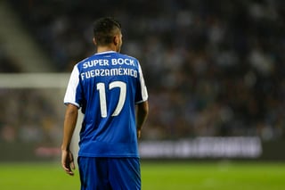 Jesús Corona y el resto de los jugadores mexicanos del Porto portaron la leyenda 'FuerzaMéxico' en los dorsales de la playera. (EFE)