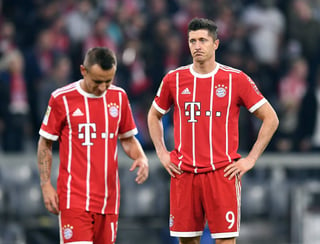 Rafinha (i) y Robert Lewandowski en lamento tras el resultado del partido de ayer en la Bundesliga. (AP)