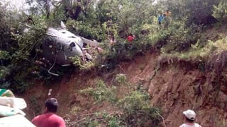 Riesgo. Confirma Protección Civil que el helicóptero se desplomó y lamentablemente un rescatista perdió la vida. (EFE)
