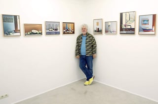 El cineasta Pedro Almodóvar posa durante una visita realizada a sus bodegones en la Fresh Gallery. (ARCHIVO))