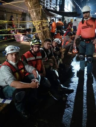 Equipo de rescatistas laguneros han apoyado en las labores en la Ciudad de México. (CORTESÍA)