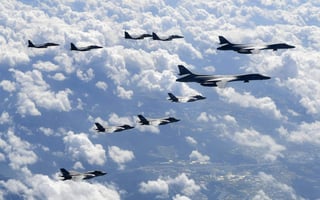 El Pentágono indicó que la misión en espacio aéreo internacional demostró que tan en serio se toma el presidente Donald Trump la 'conducta imprudente' de Pyongyang. (ARCHIVO)