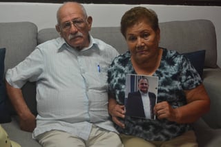 Lo buscan. Los padres de Luis Mauricio Arrambide, dicen que la esperanza muere al último. (EL SIGLO DE TORREÓN)