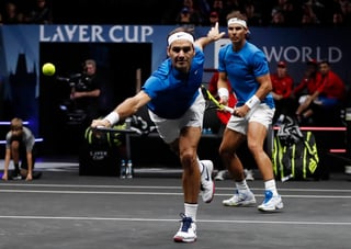 Roger Federer (i) y Rafael Nadal jugaron su primer partido de dobles como pareja. (AP)