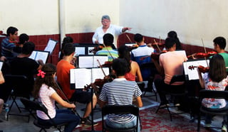 Motivados. La directora de la Orquesta Sinfónica Esperanza Azteca Coahuila invita a los niños que deseen sumarse al proyecto, a que vivan la experiencia de la música. 