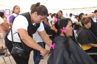 Brigada. Estudiantes de una academia de belleza en conjunto con el DIF llevaron a cabo una brigada de cortes de pelo.