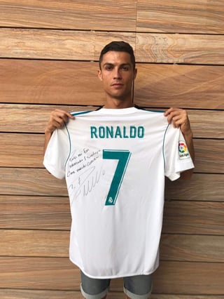 El futbolista portugués envió un abrazo a los familiares de Santiago y a los de las demás víctimas del sismo. (TWITTER)