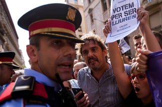 Enfrentados. Las fuerzas de seguridad en Cataluña se confrontaron a manifestantes que apoyan el referéndum independentista. (AP)