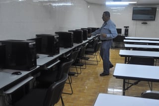 Cursos. Este 25 de septiembre iniciarán los cursos de inglés y computación en el segundo piso del mercado Juárez.  (EL SIGLO DE TORREÓN)