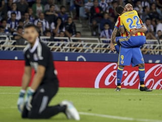 Los jugadores del Valencia, el italiano Simone Zaza y Santi Mina celebran el tercer gol del equipo valencianista en San Sebastián. (EFE)