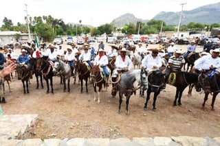 Cabalgata. Realizan el recorrido en honor al general Pancho Villa en el municipio de Lerdo. (CORTESÍA)