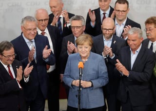 Angela Merkel renovó su mandato por cuatro años más al frente de la Cancillería luego de que los alemanes determinaran ayer domingo en las urnas que es la mujer indicada para dirigir al país. (AP)