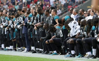 Los jugadores de la NFL realizaron ayer una protesta contra el presidente Donald Trump durante la entonación del himno nacional en los partidos correspondientes a la tercera semana. (AP)