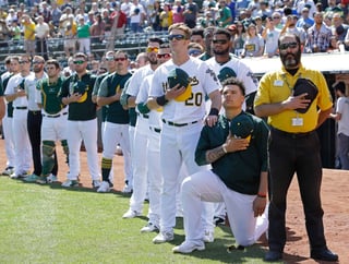 El pelotero Bruce Maxwell se convirtió en el primer jugador de beisbol de las Grandes Ligas que se arrodilló durante el himno nacional. (AP)