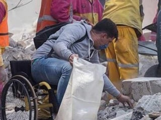 Sismo. Eduardo Zárate Vargas, viajó de Michoacán a la Ciudad de México para apoyar en las labores de rescate. (AGENCIAS)


