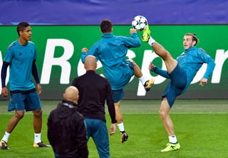 Gareth Bale disputa el balón con un compañero durante la última práctica del Madrid antes del partido de hoy.