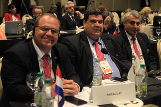El presidente del Comité Olímpico Paraguayo Camilo Pérez (i) y el subsecretario de ese comité Juan Carlos Orihuelo. Paraguay va por los Juegos Deportivos 2022