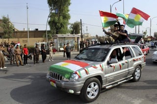 Celebran. Cientos de kurdos salieron a las calles mostrar su alegría por el referendo. (EFE)