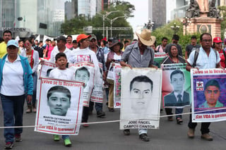 Los padres de los 43 alumnos de Ayotzinapa marcharán hoy en silencio por las calles de Ciudad de México. (ARCHIVO)