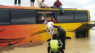 Auxilio. Protección Civil de Nuevo León rescató a pasajeros de un autobús que circulaba sobre la carretera. (EFE)
