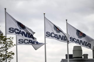  Reguladores antimonopolios de la Unión Europea impusieron el miércoles una multa de 1.030 millones de dólares al productor sueco de camiones Scania. (ARCHIVO)