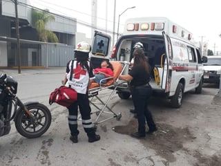 Paramédicos de la Cruz Roja trasladaron a la lesionada a la clínica 16 del Instituto Mexicano del Seguro Social (IMSS) a bordo de una ambulancia de la institución.  (EL SIGLO DE TORREÓN)