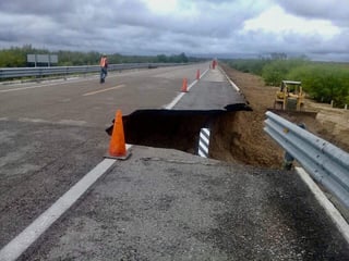 El puente Papalote II, se localiza en el kilómetro 58 más 600 de la carretera Morelos-Ciudad Acuña, el cual presentó un colapso en el carril derecho y el acotamiento.