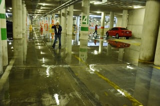 El estacionamiento de la Presidencia Municipal también registra inundaciones leves. (FERNANDO COMPEÁN) 