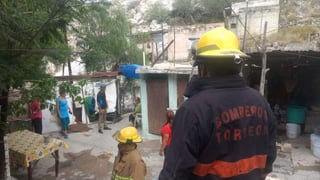 Protección Civil se encargó de acordonar el área, ya que debido al riesgo de algún otro derrumbe la casa por el momento no puede ser habitada. (EL SIGLO DE TORREÓN)