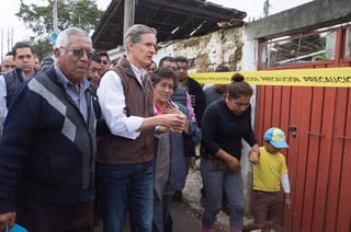 El titular del Ejecutivo estatal recorrió las zonas dañadas y llamó también a continuar apoyando a la población, con la finalidad de que los mexiquenses retomen su vida normal lo más pronto posible. (ARCHIVO)