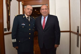 Reunión. General Salvador Cienfuegos y el gobernador de Coahuila, Rubén Moreira.